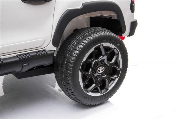 2023 Rutas Cr58 Toyota Hilux - Color blanco - 24v - llantas plásticas con banda de goma  - Control remoto - Asientos plásticos - 2 Potentes Motores - Hasta 8 Años