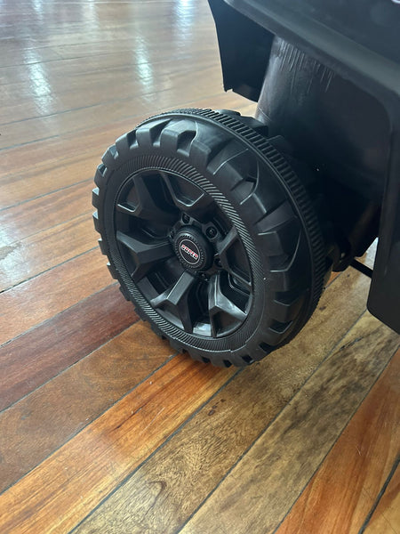 2025 Rutas CR58 - Mulita Rose • Rosada • 12 Voltios • cuatro Motores • Llantas de plasticas • Dos asientos de plastico • Control Remoto • Hasta 5 Años