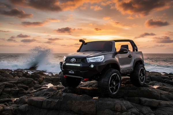 Rutas Cr58 • Toyota Hilux • Pintura Pulverizada Gris • 24 voltios • Llantas de Hule • 2 Asientos de cuero • 2 Motores • Pantalla de Video • Control remoto • Hasta 8 Años • R26