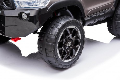 Encargo 2025 Rutas Cr58 Toyota Hilux - Pintura Pulverizada Gris - 24 voltios - Llantas de Hule - Asientos de cuero - 2 Motores - Pantalla de Video - Control remoto - Hasta 8 Años